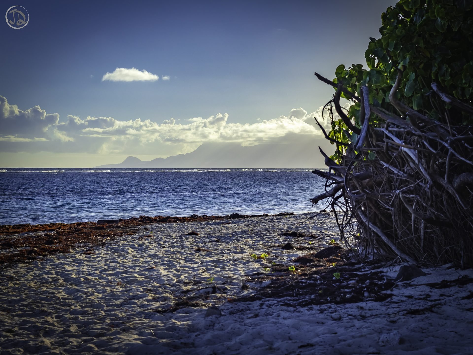 Plage de Bois Jolan en Guadeloupe — vue sur la Basse-Terre au coucher du soleil