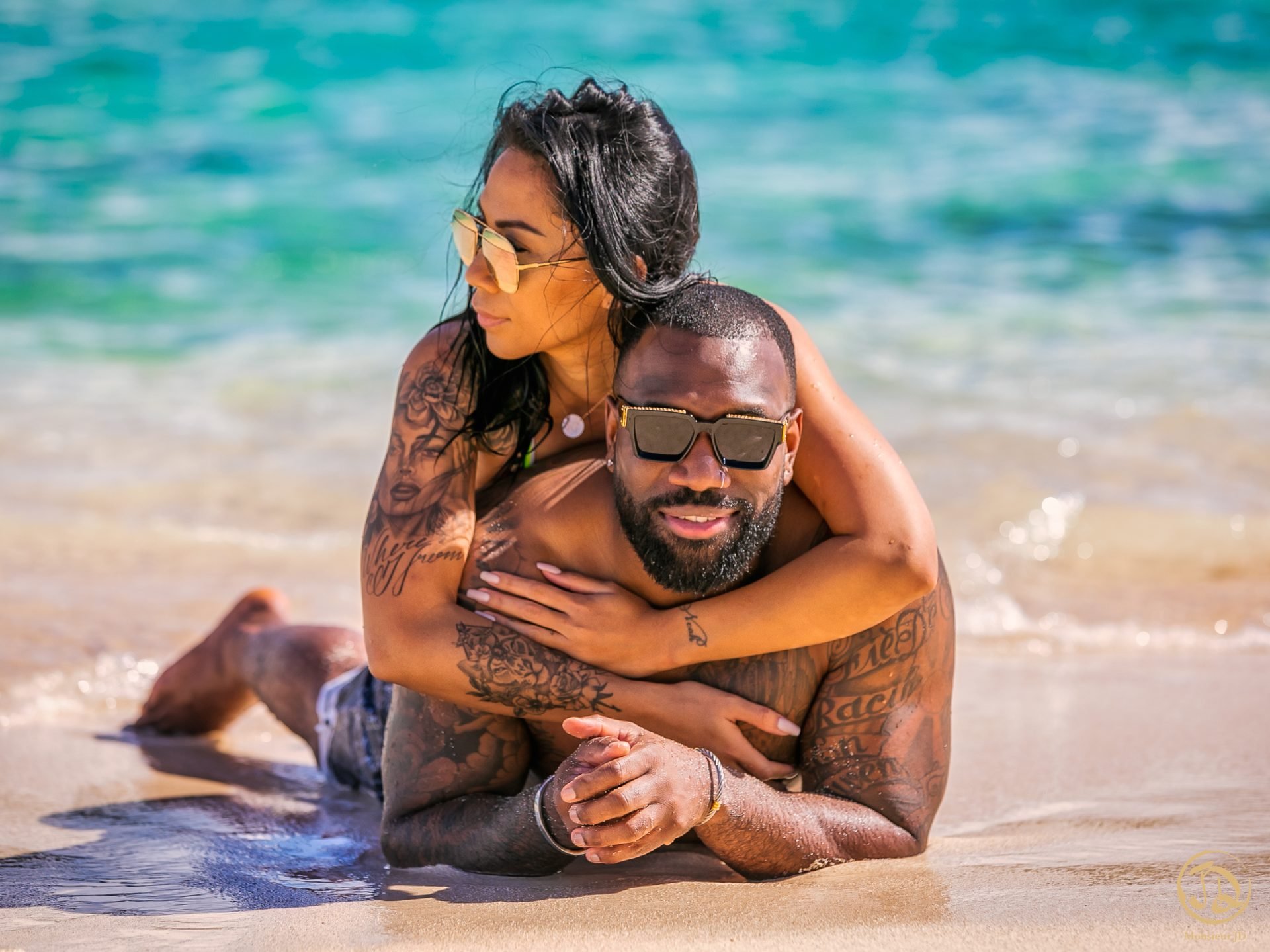 Séance photo couple sur la plage eau turquoise — Guadeloupe