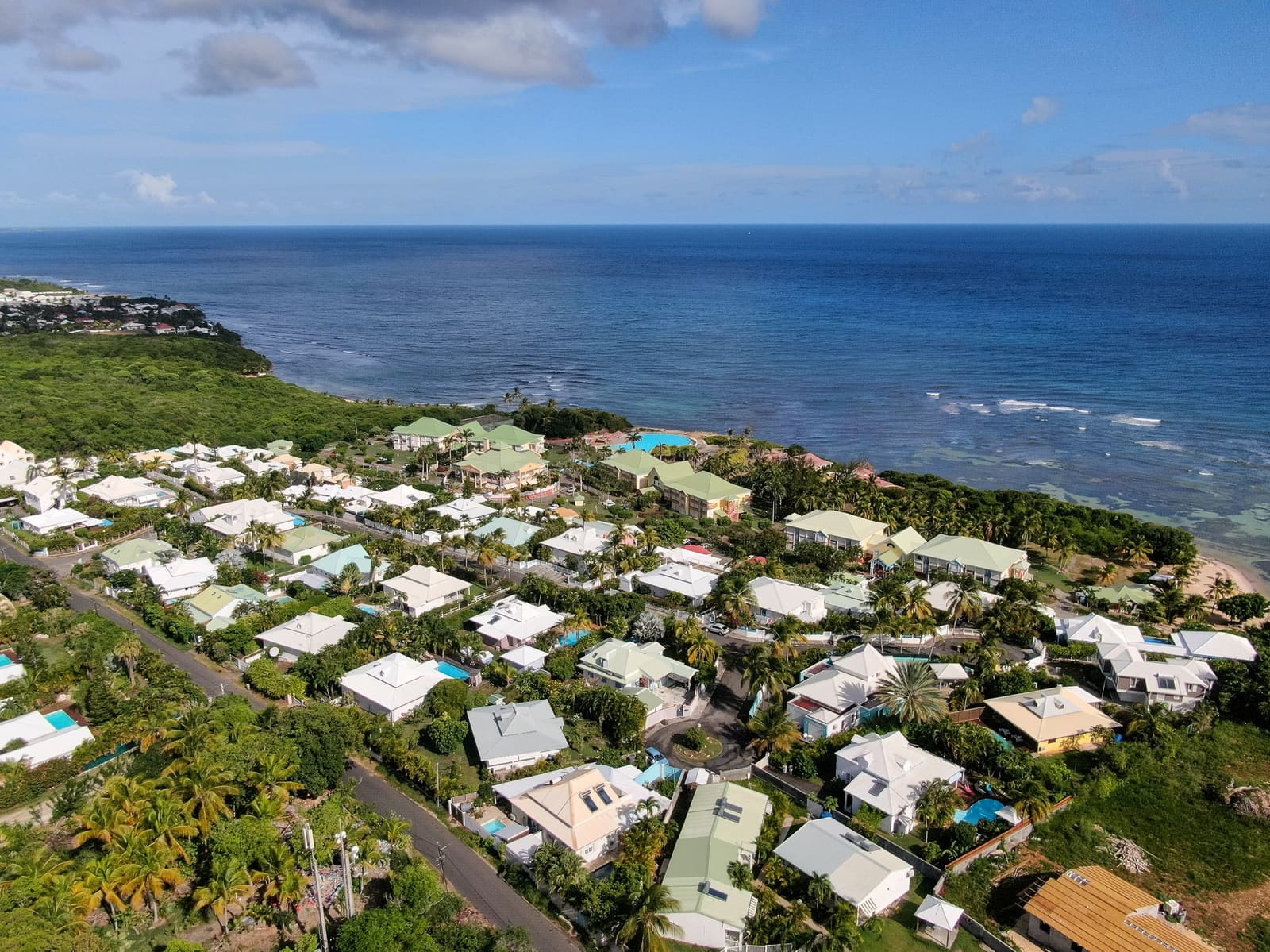 Vue aérienne drone — côte et végétation Guadeloupe