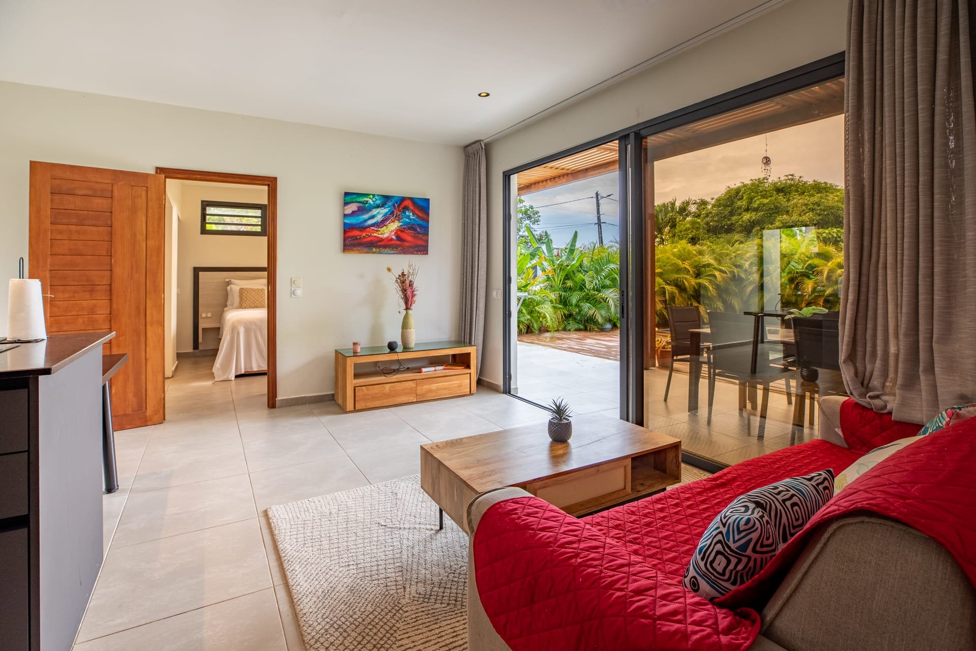 Piscine et terrasse villa tropicale