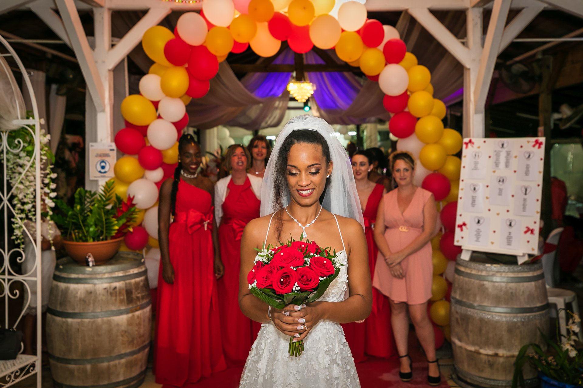 Les mariés dans un jardin tropical