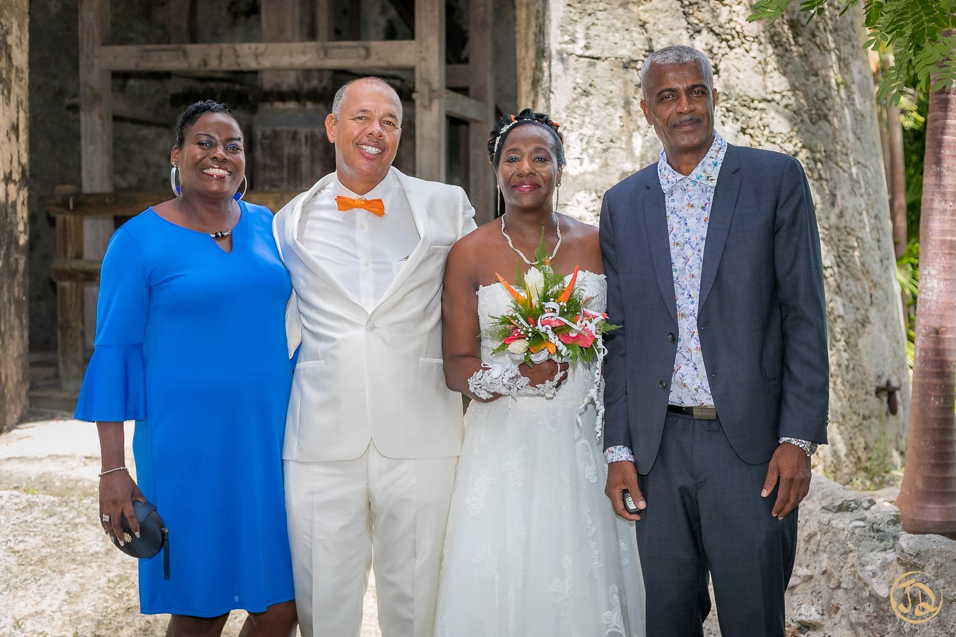 Moment complice entre les mariés