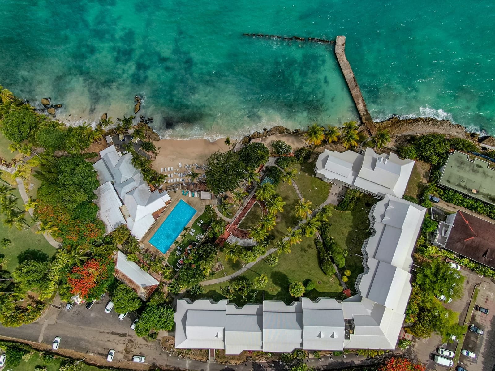 Vue aérienne drone — côte guadeloupéenne au coucher de soleil