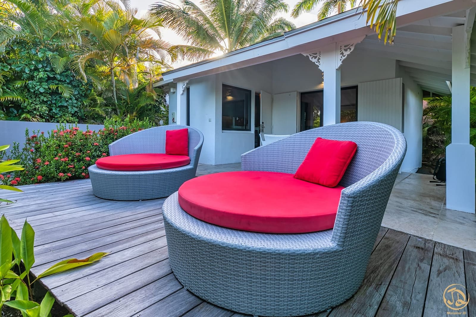 Paysage aérien — village côtier en bord de mer