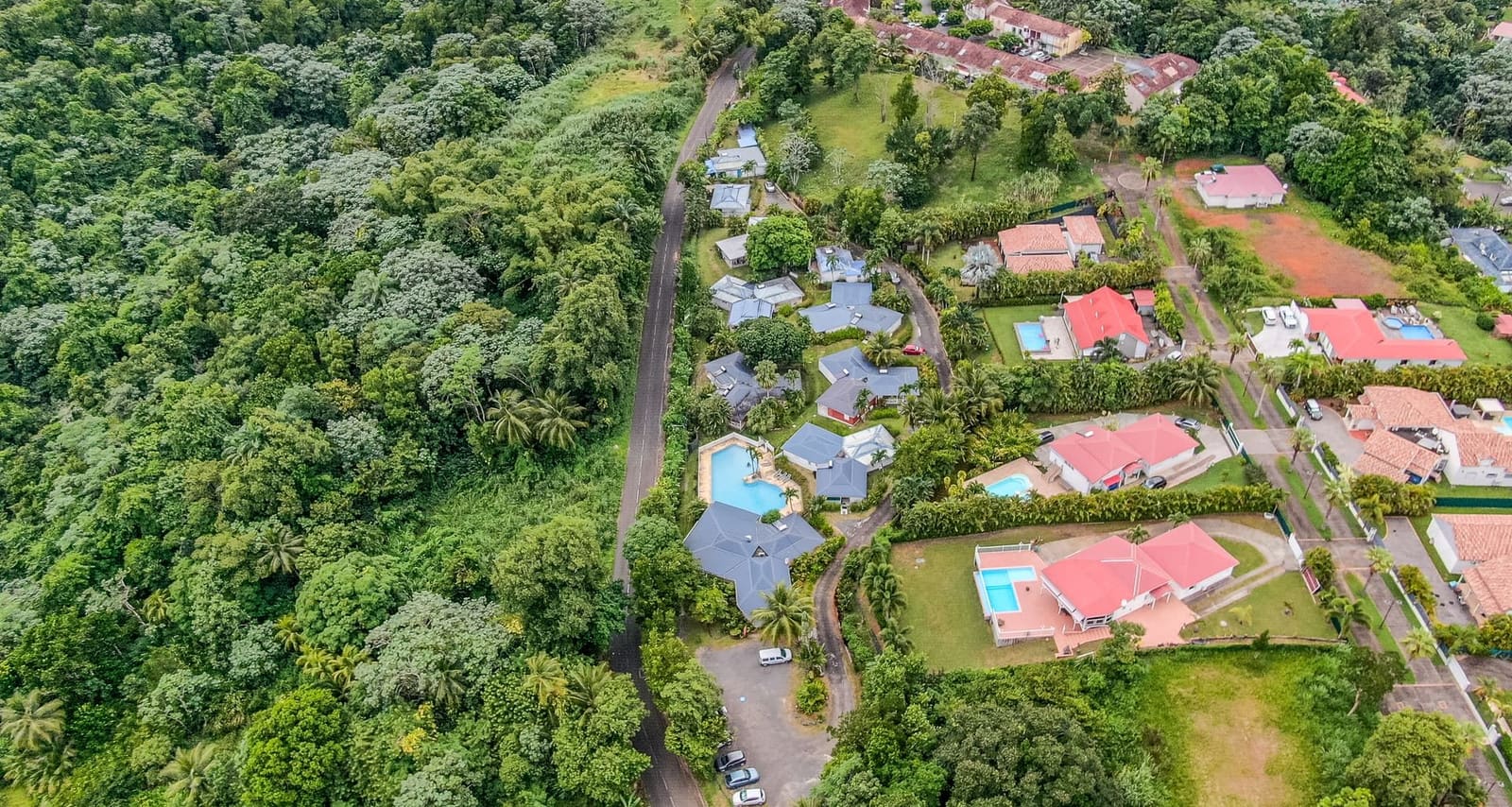 Paysage aérien — lac et montagnes panoramique
