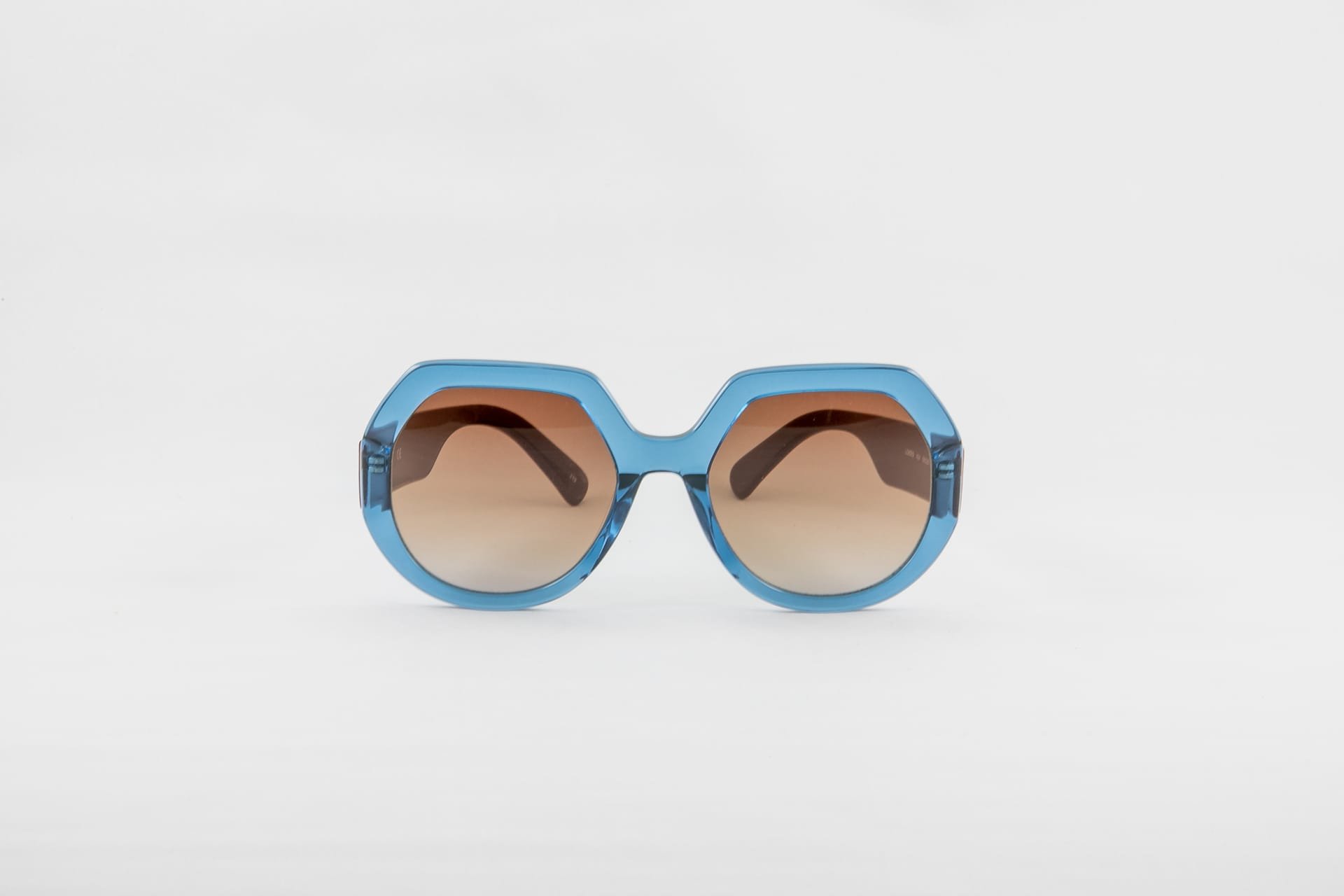 Lunettes de soleil fond neutre