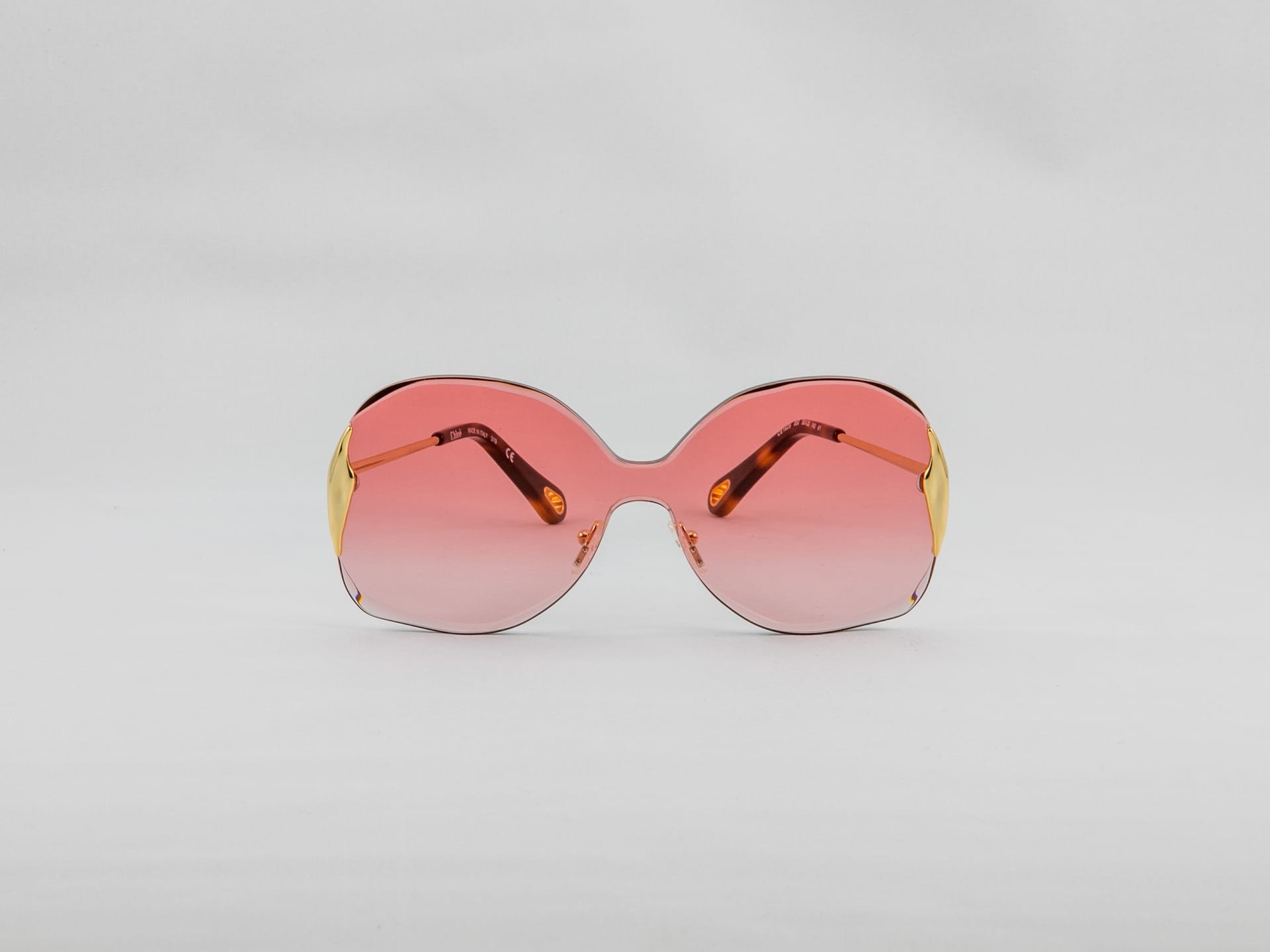 Sac à main jaune sur fond sombre